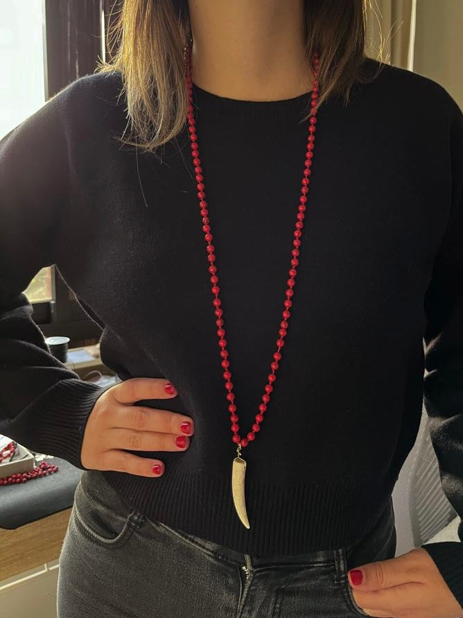 Collar de cuentas rojas con cacho de resina crudo