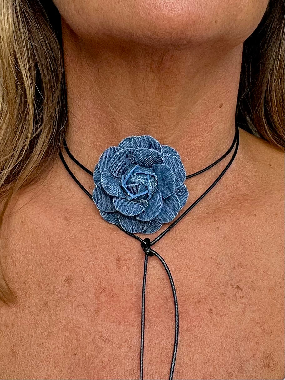 Collar chocker flor de mezclilla azul mediano con cordon negro (5 cms)