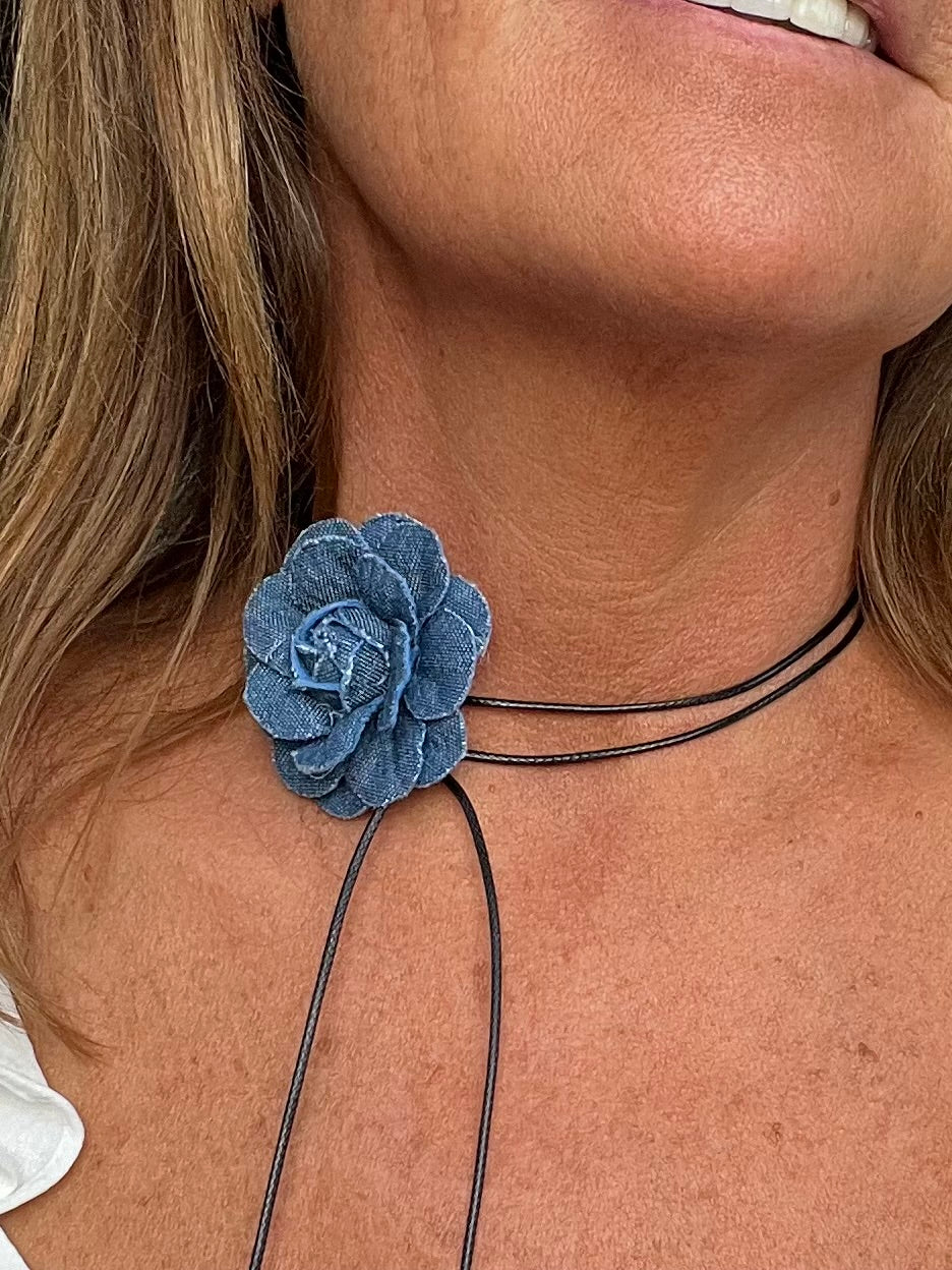 Collar chocker flor de mezclilla azul mediano con cordon negro (5 cms)