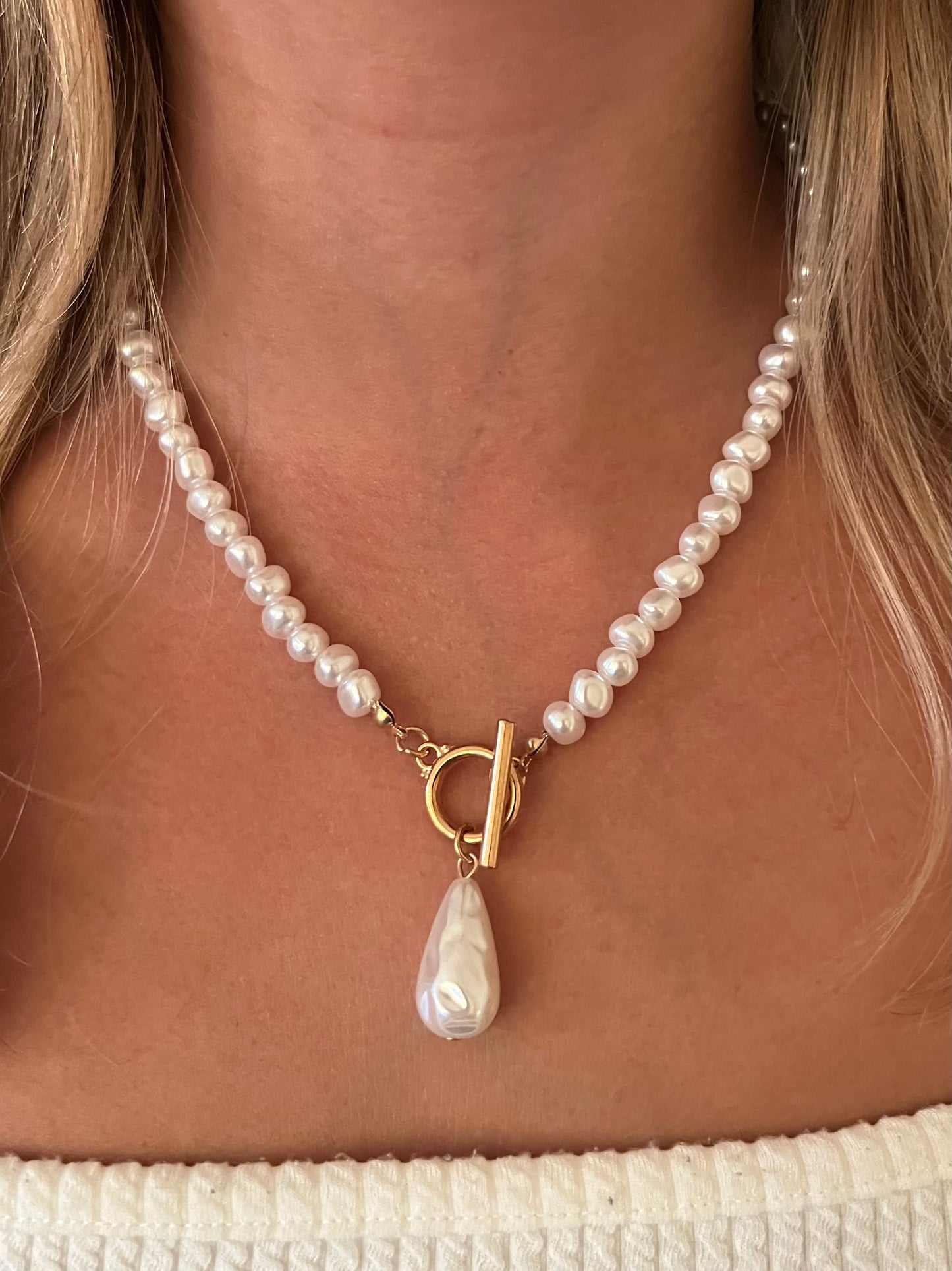 Collar dorado con perla y cierra ancla