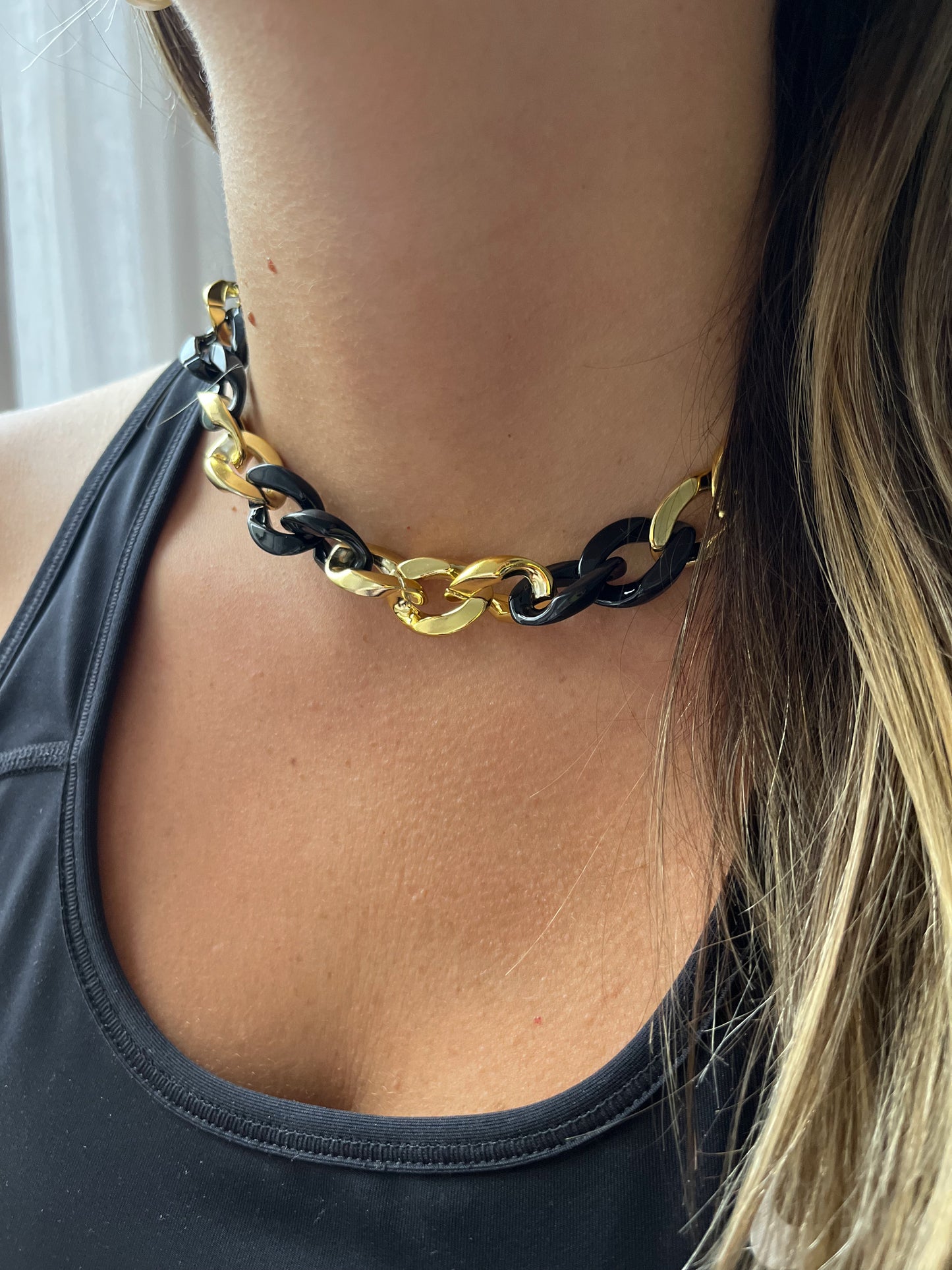 CHOCKER CADENA DORADO Y NEGRO ACRILICO