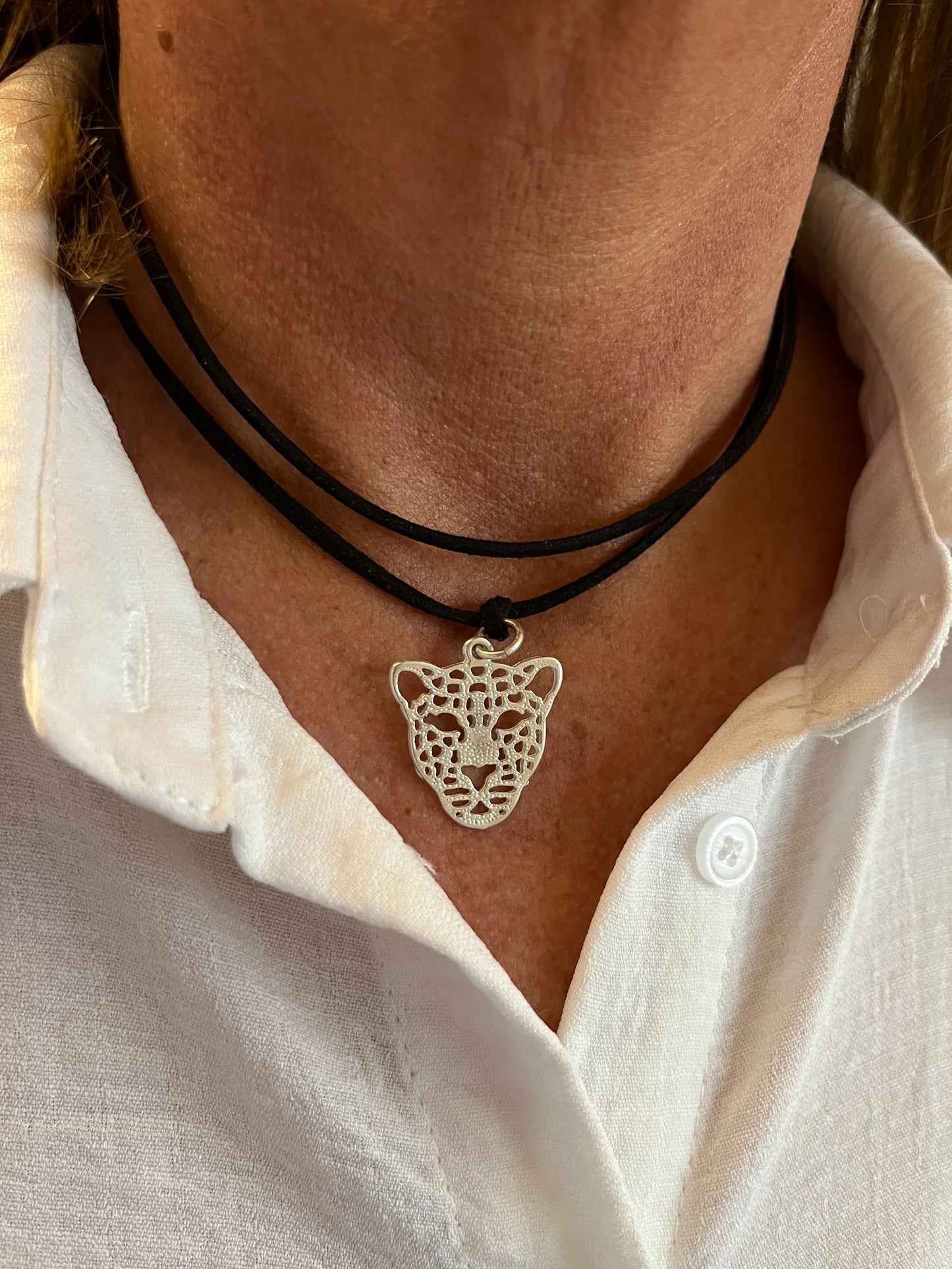 Collar de cinta de gamusa negra doble y leopardo plateado