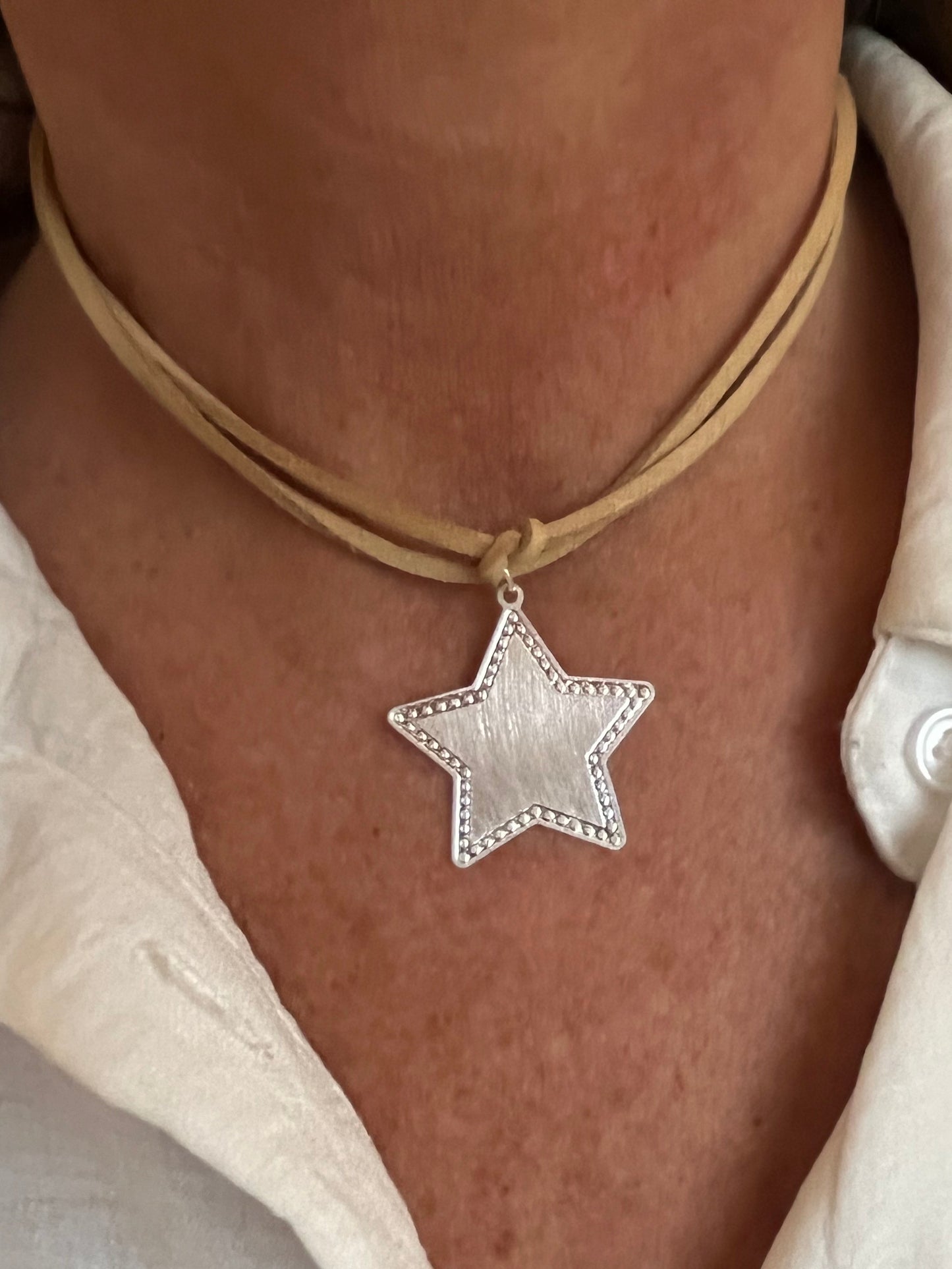 Collar de cinta de gamuza beige doble y estrella plateada