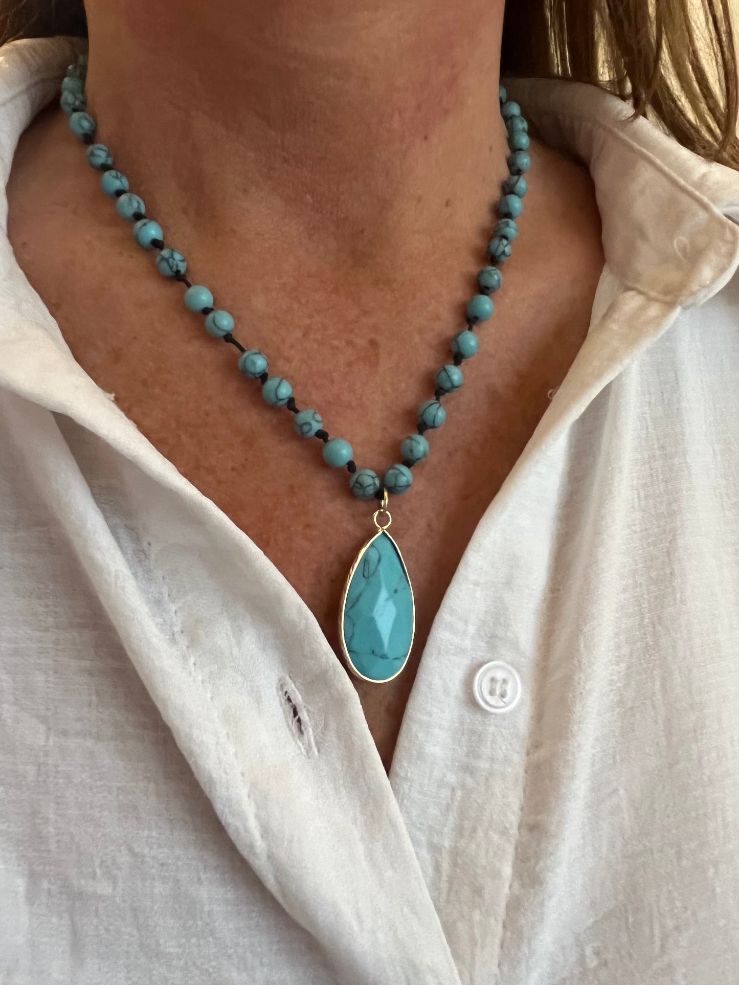 Collar de cuentas turquesas con ovalo turquesa