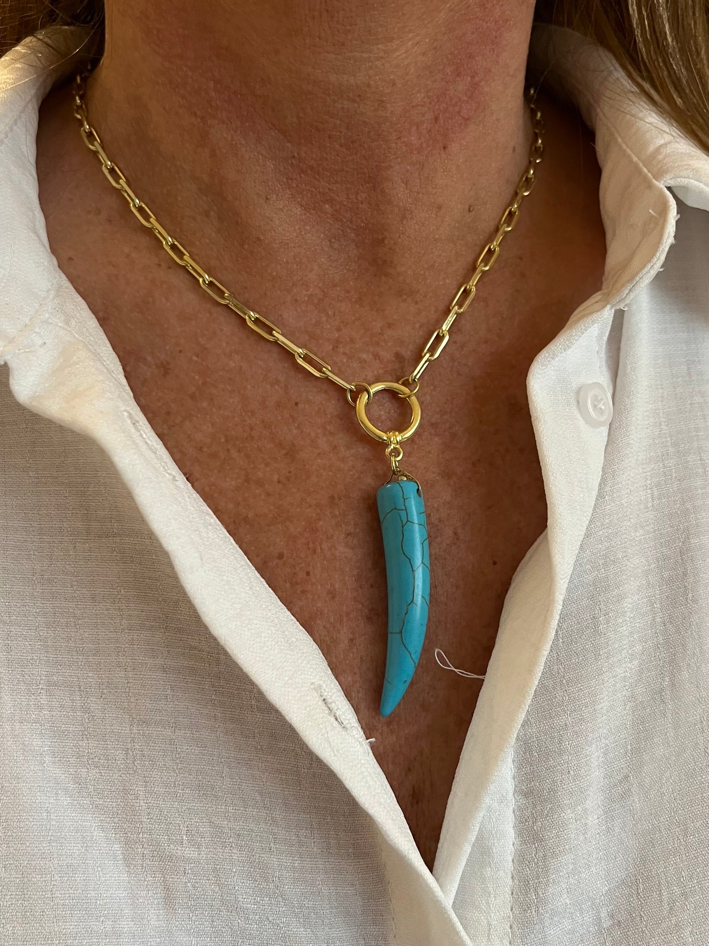 Collar enchapado en oro con cacho de resina turquesa y cadena con cierre ancla
