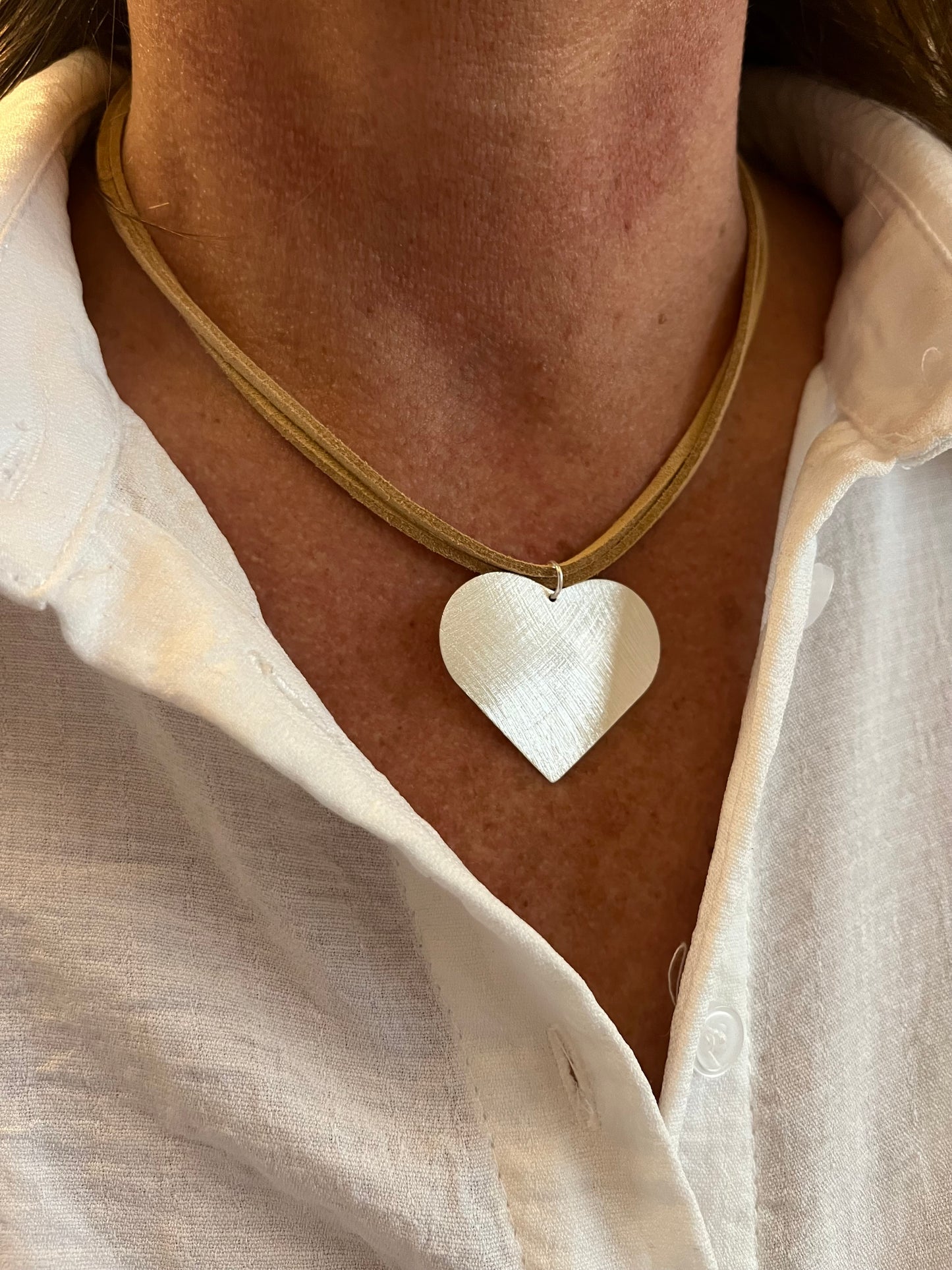 Collar de cinta de gamuza beige doble y corazón plateado