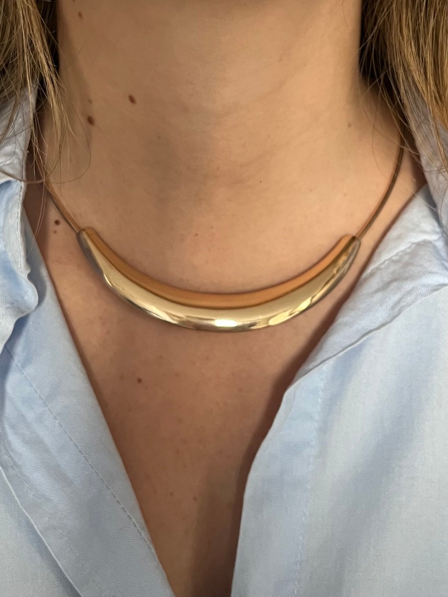 Chocker dorado rigido con forma