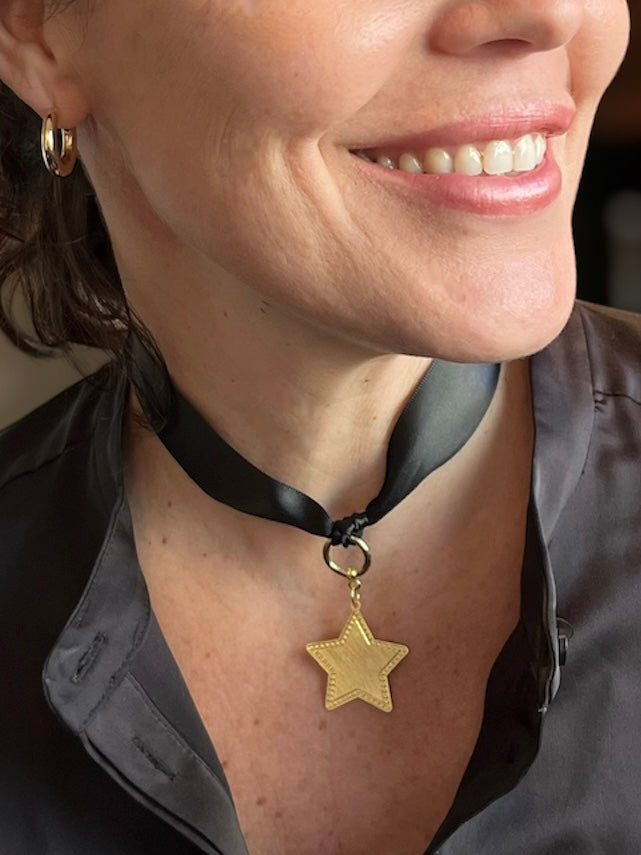 Collar con cinta de raso negra y estrella dorada