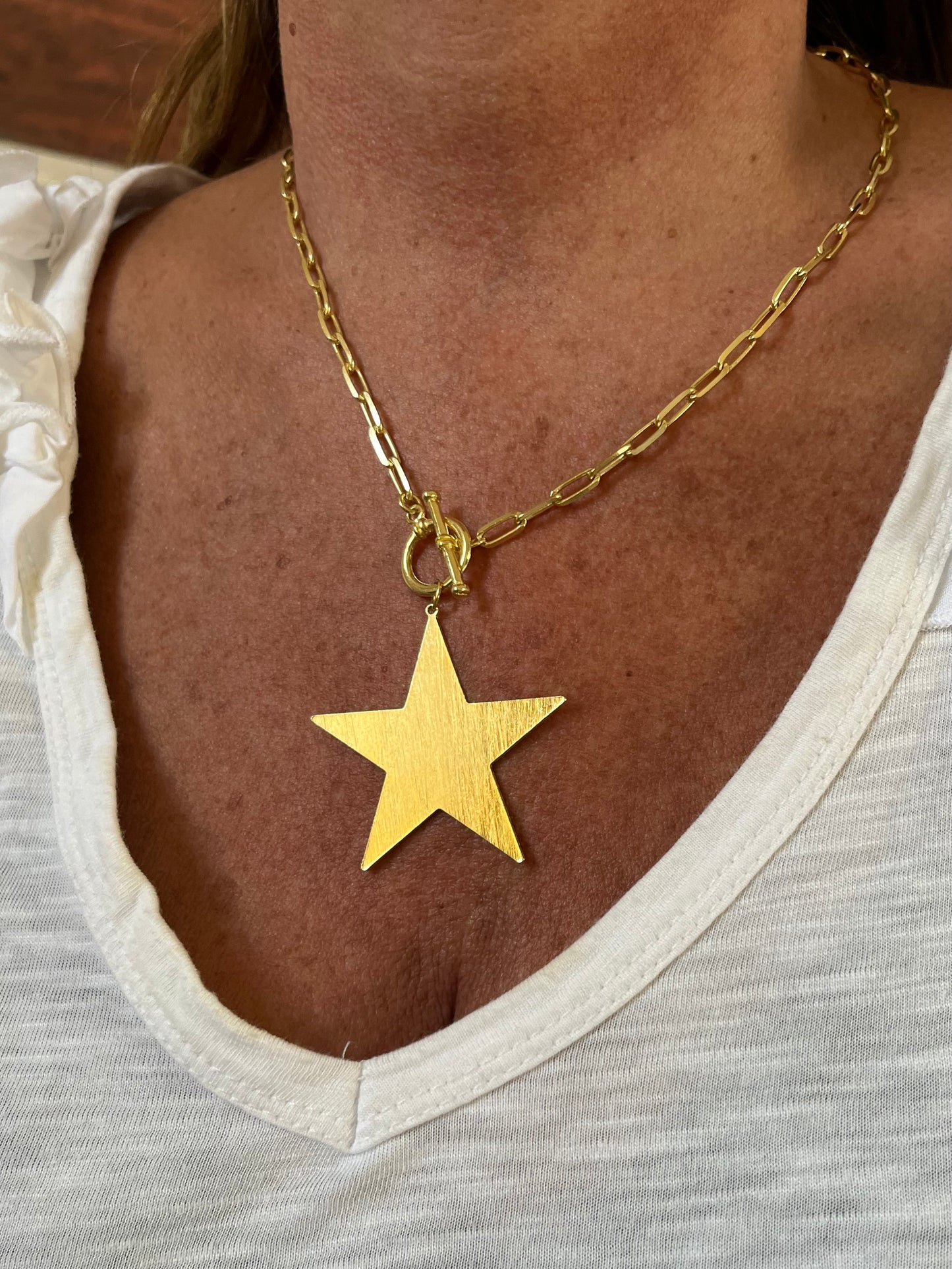Collar con estrella dorada grande lijada y cierre ancla