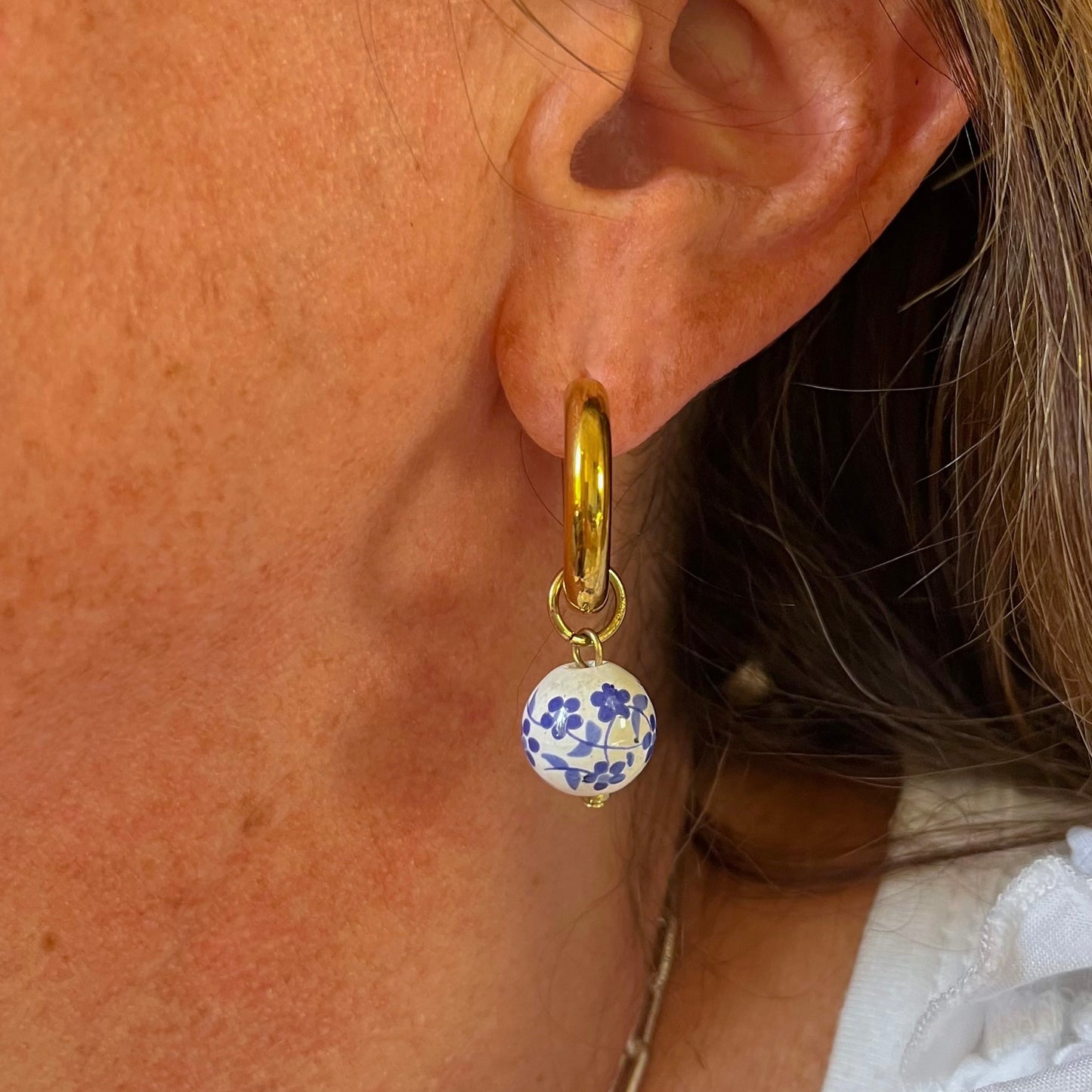 Aritos Lisboa de esfera pintada en azul y blanco