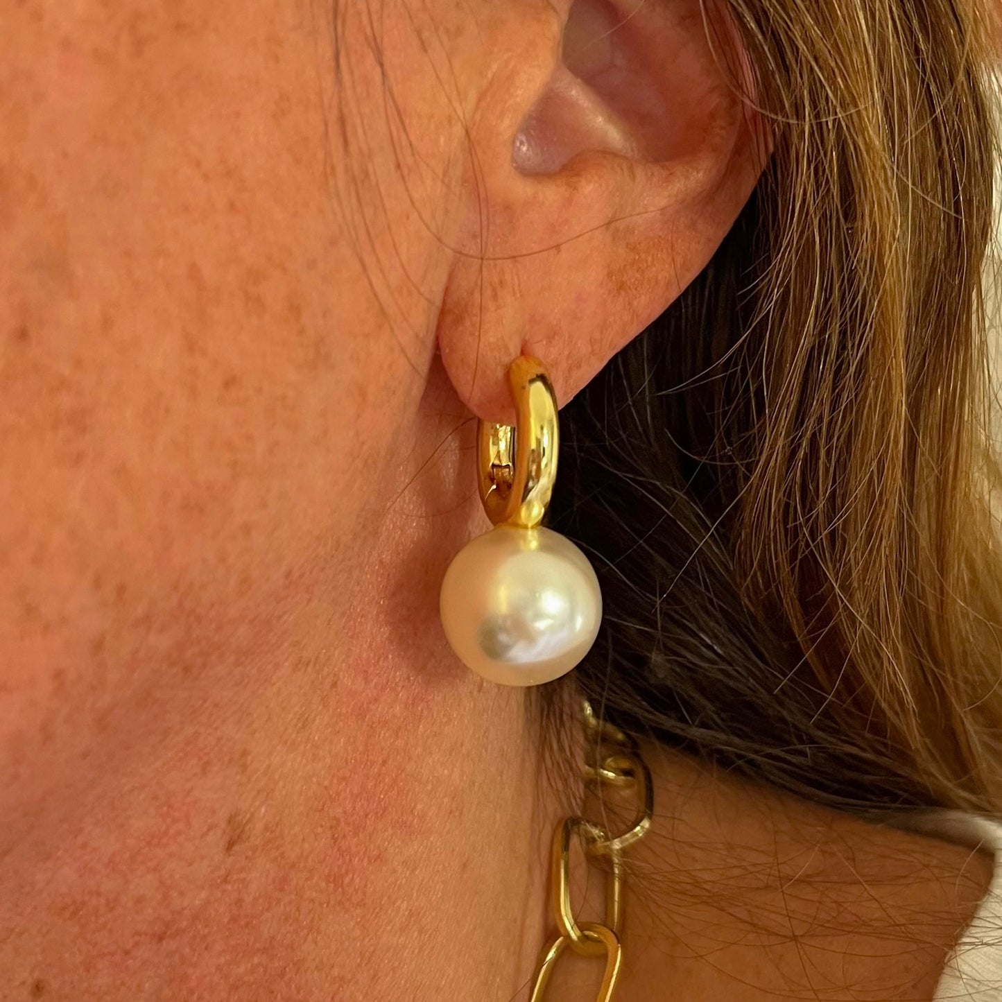 Aros dorados de argolla con perla grande