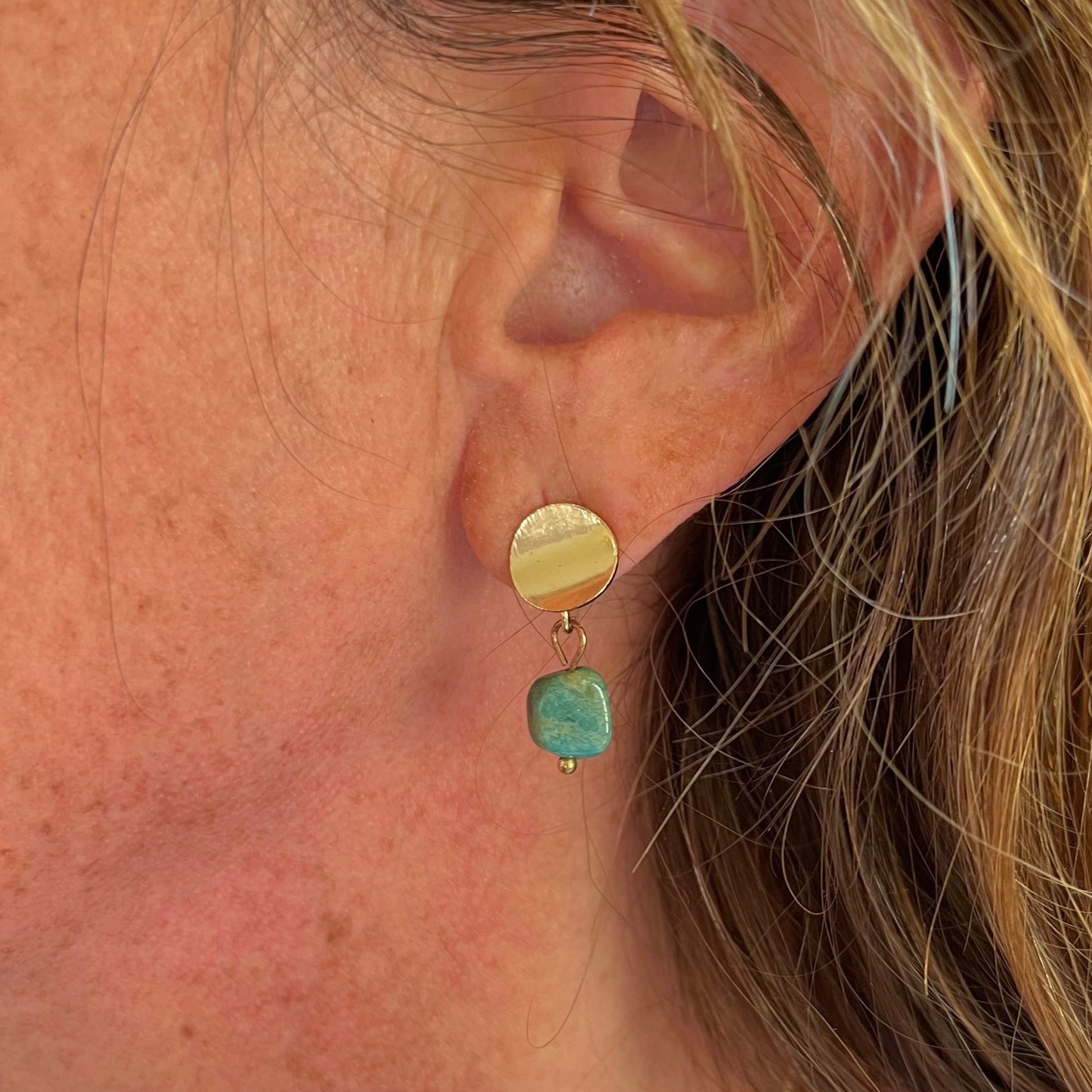 Aros dorados con piedra de jade