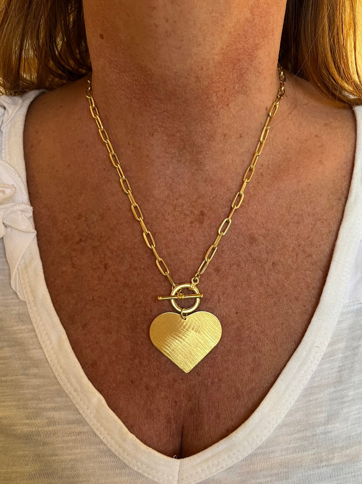 Collar con corazon lijado dorado y cierre ancla