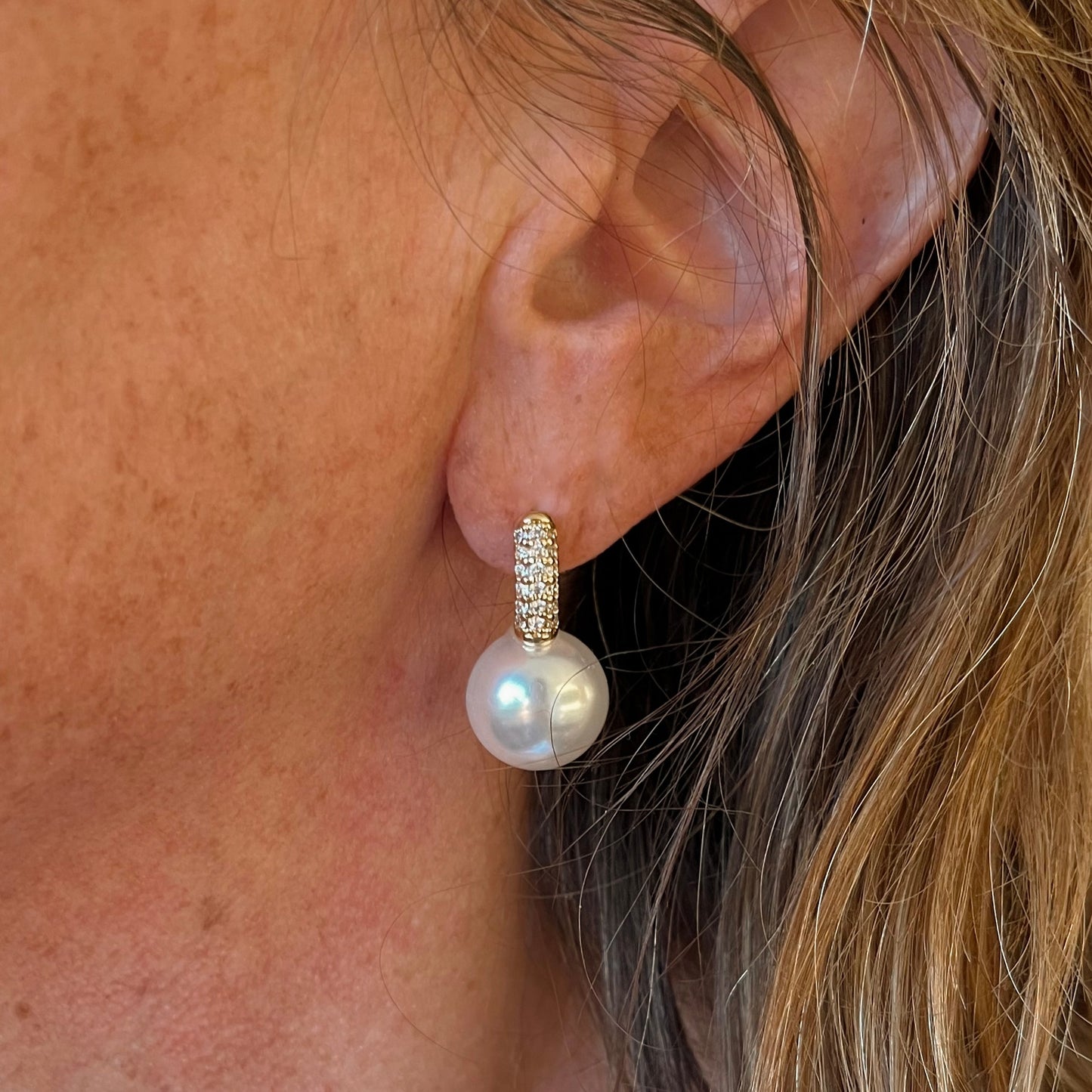 Aros dorados de perla con circones