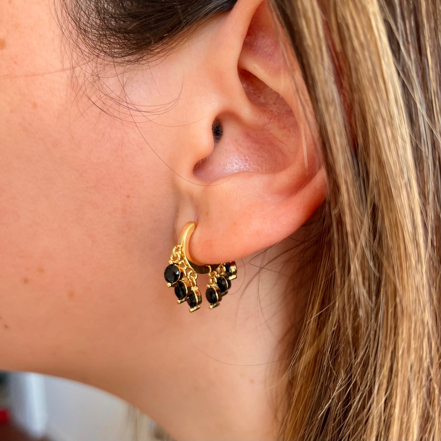 Aros de argolla dorados con circonitas negras colgantes