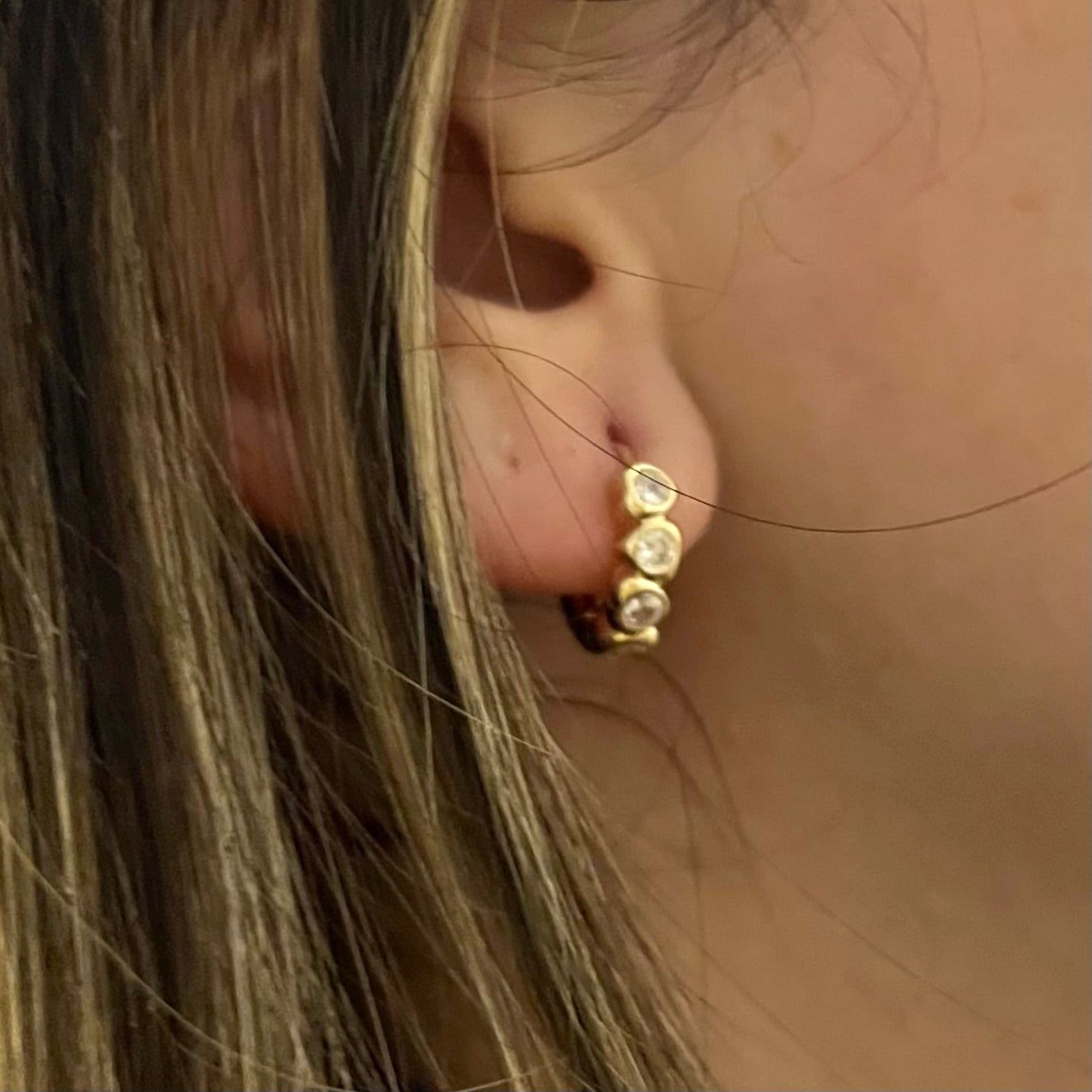 Aros dorados con circones incrustados