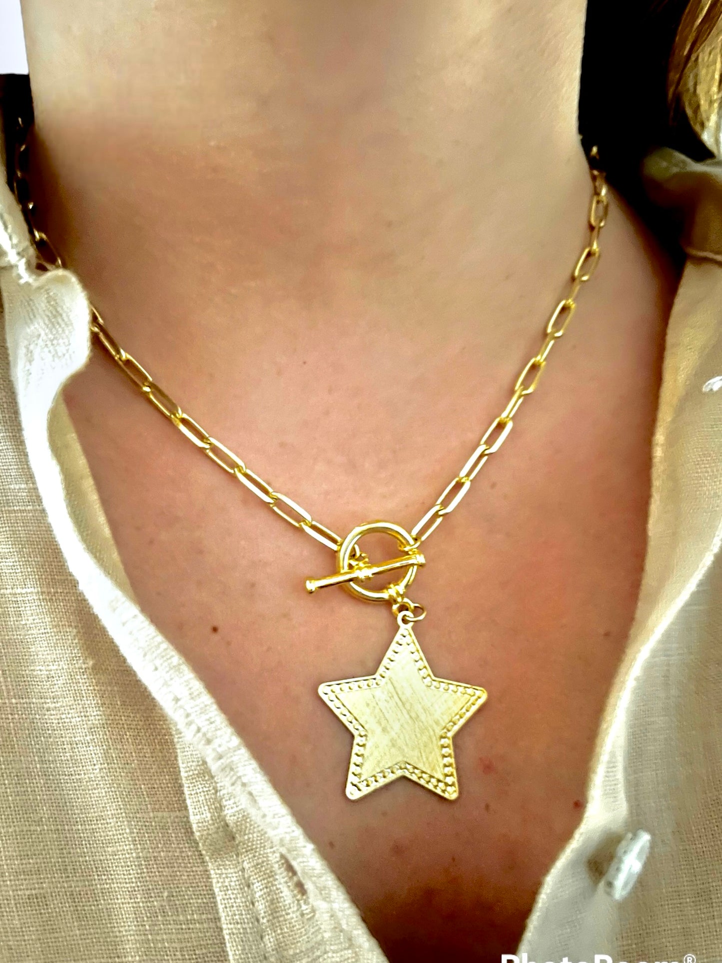 Collar con estrella dorada punteada y cierre ancla