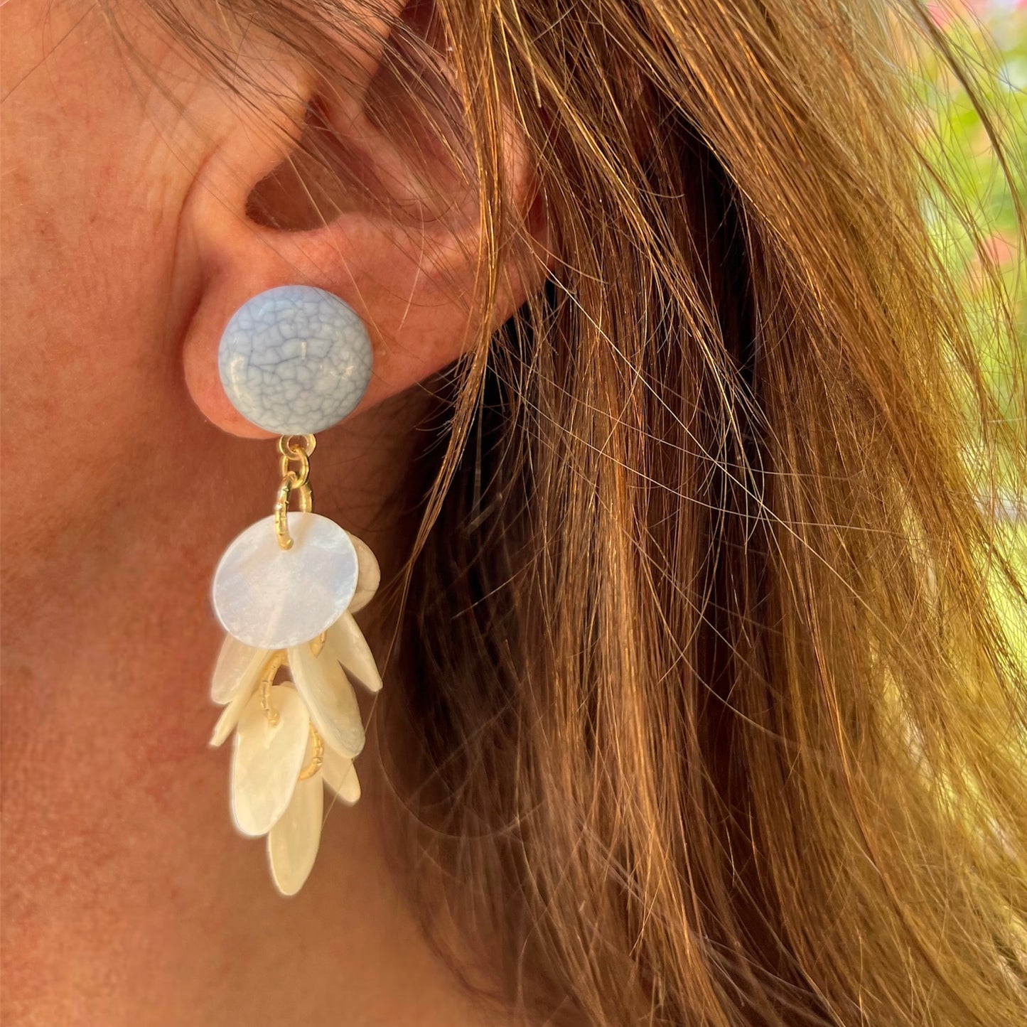 Aros dorados de clip celeste y petalos colgantes