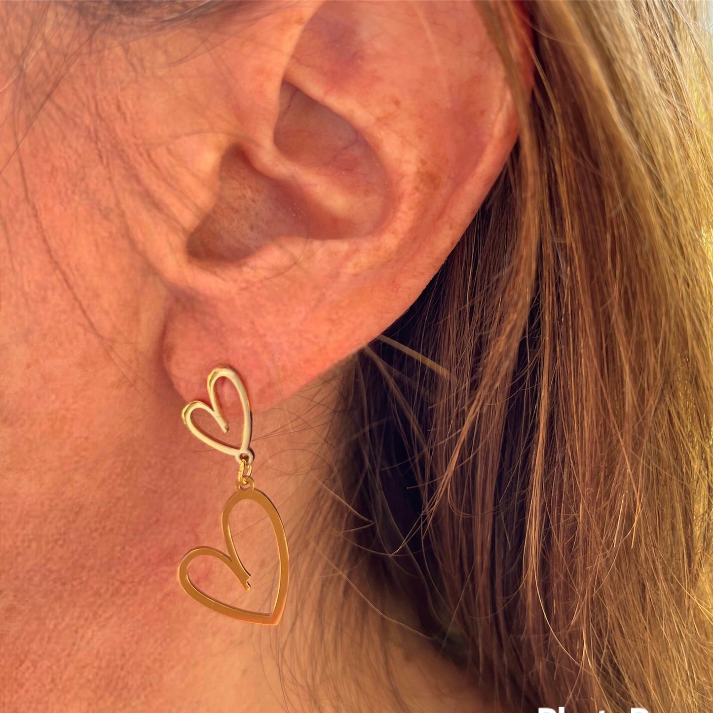 Aros con doble corazón dorados