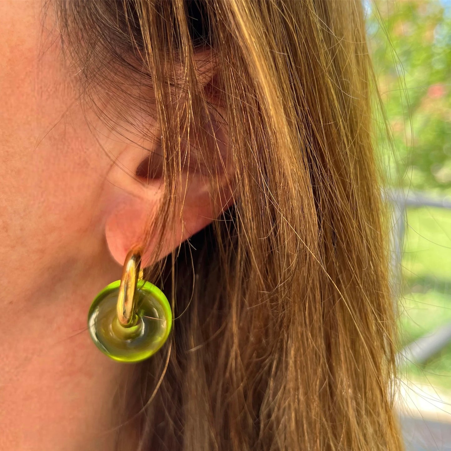 Aros de argolla con donut color verde limón