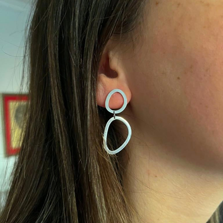 Aros con doble anillo irregular en plateado