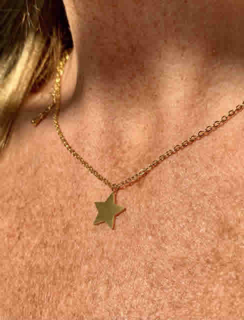 Collar con estrellita dorado de acero quirúrgico