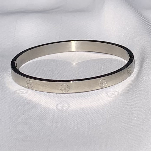 Pulsera esclava cerrada cruz modelo Cartier plateado de acero quirúrgico
