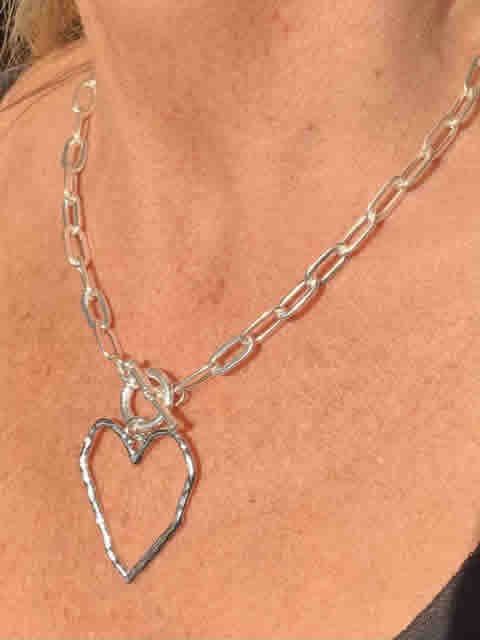 Collar con corazon hueco y cierre ancla plateado de acero quirúrgico