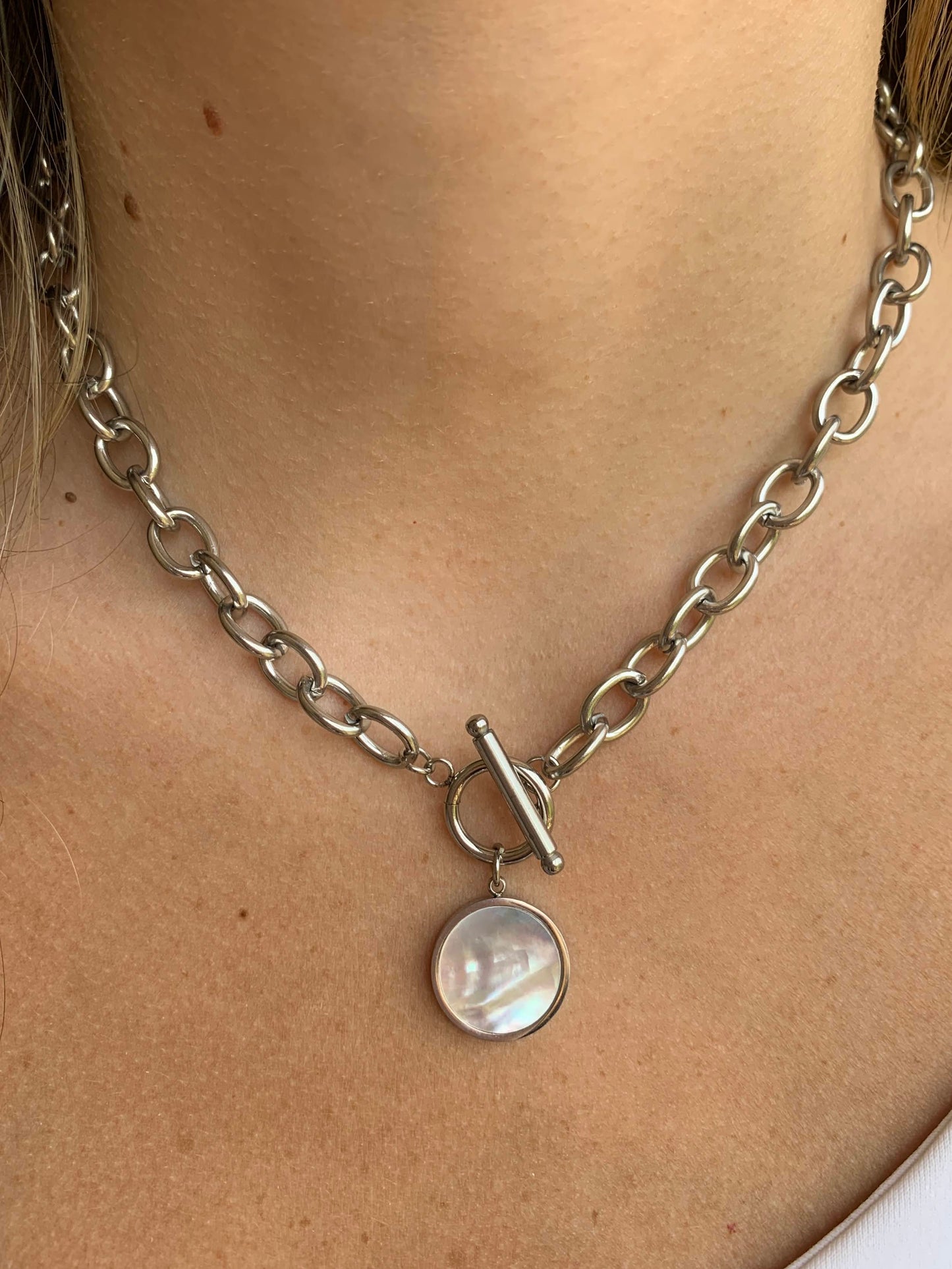 Collar de nácar plateado con cierre ancla