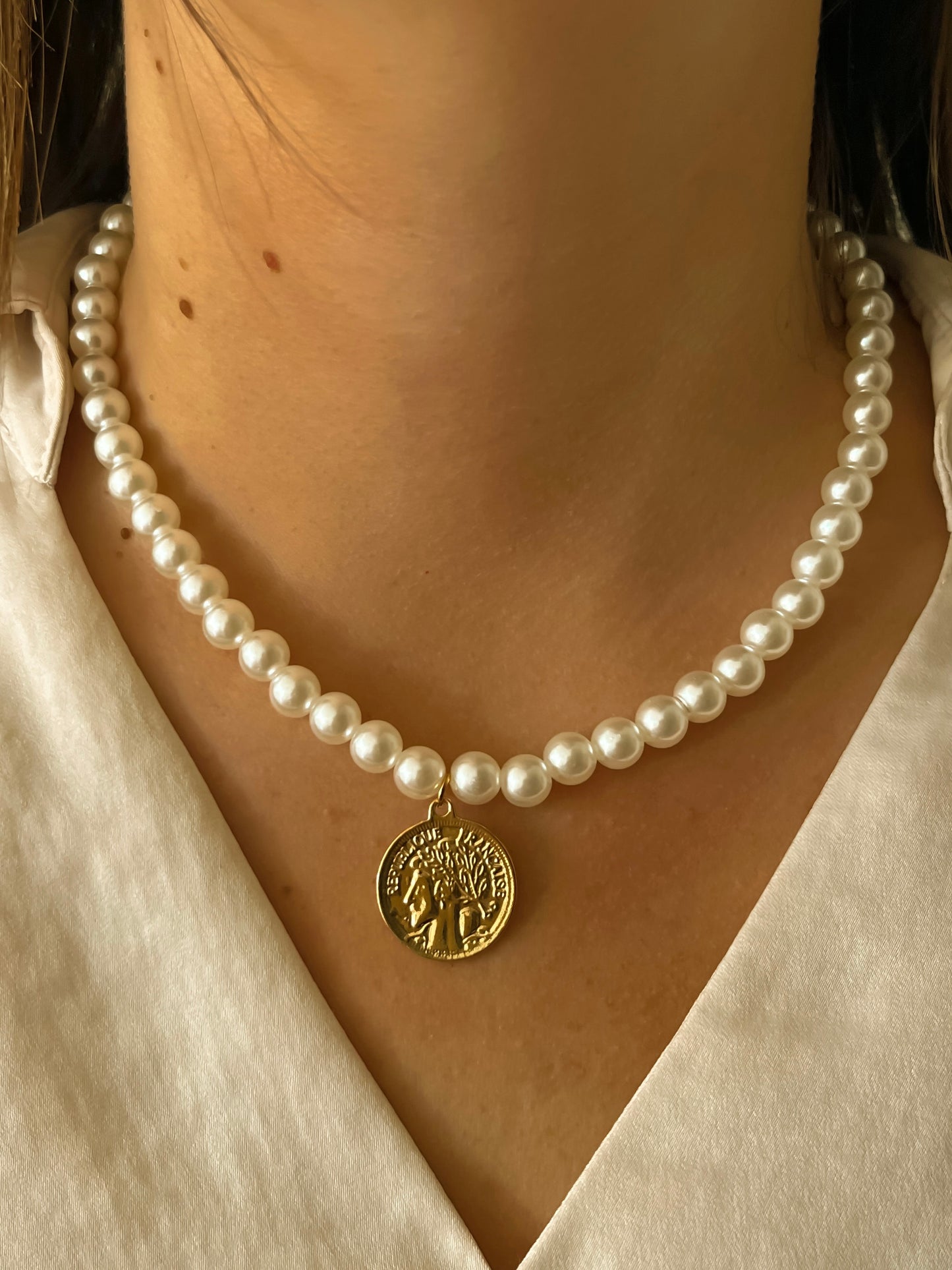 COLLAR MEDALLON CON PERLAS