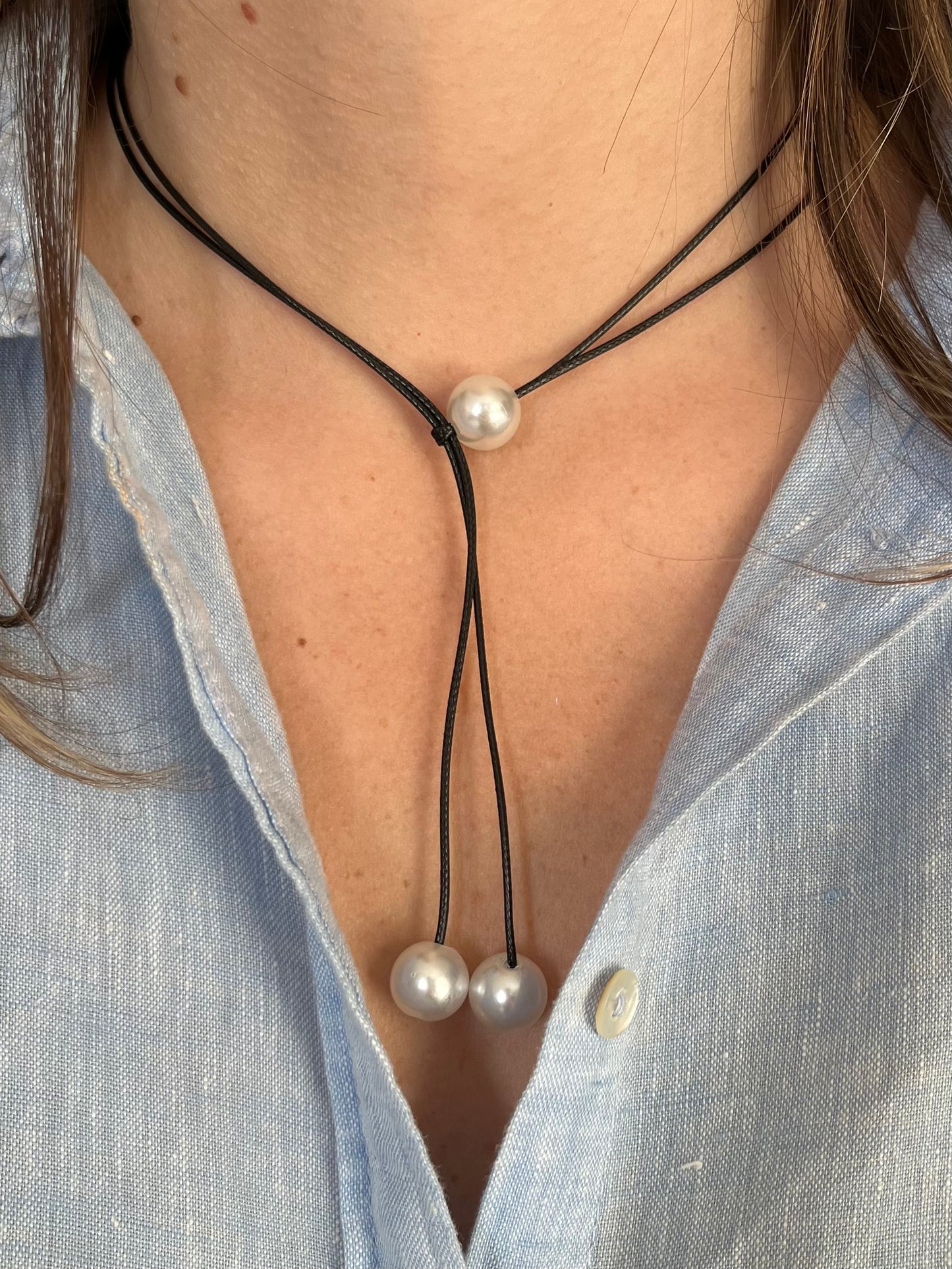 Collar de perlas con cordon de cuero negro ajustable