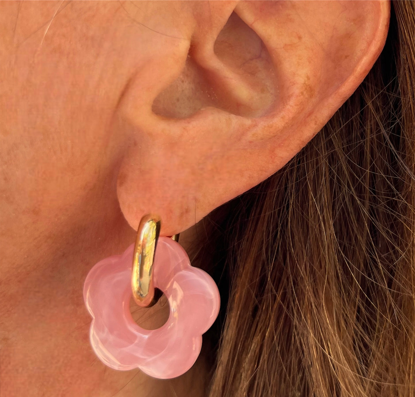 Aros de argolla con flor rosada rosado de resina