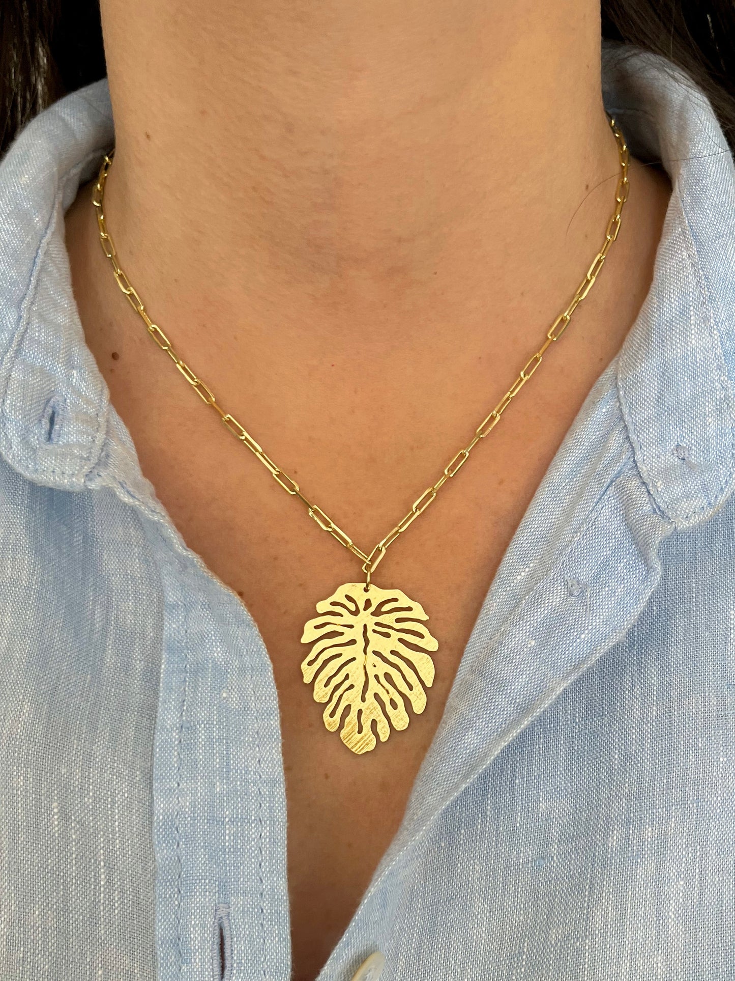 Collar con hoja calada dorada y cierre ancla