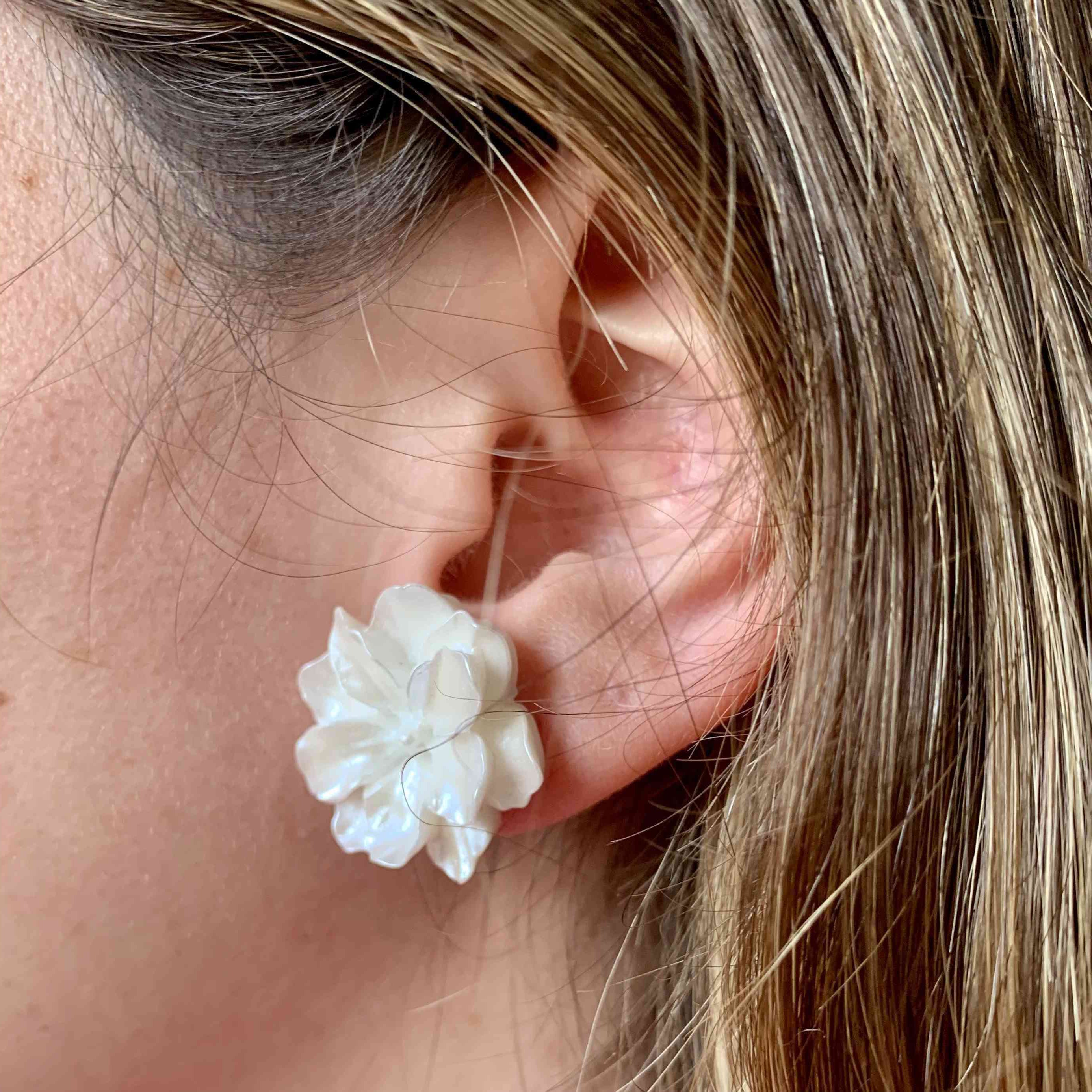 Aros flor blanca blanco de resina