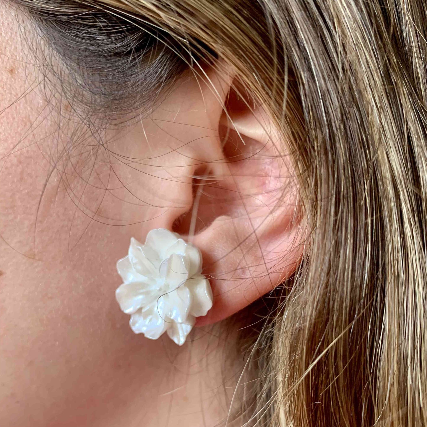 Aros flor blanca blanco de resina