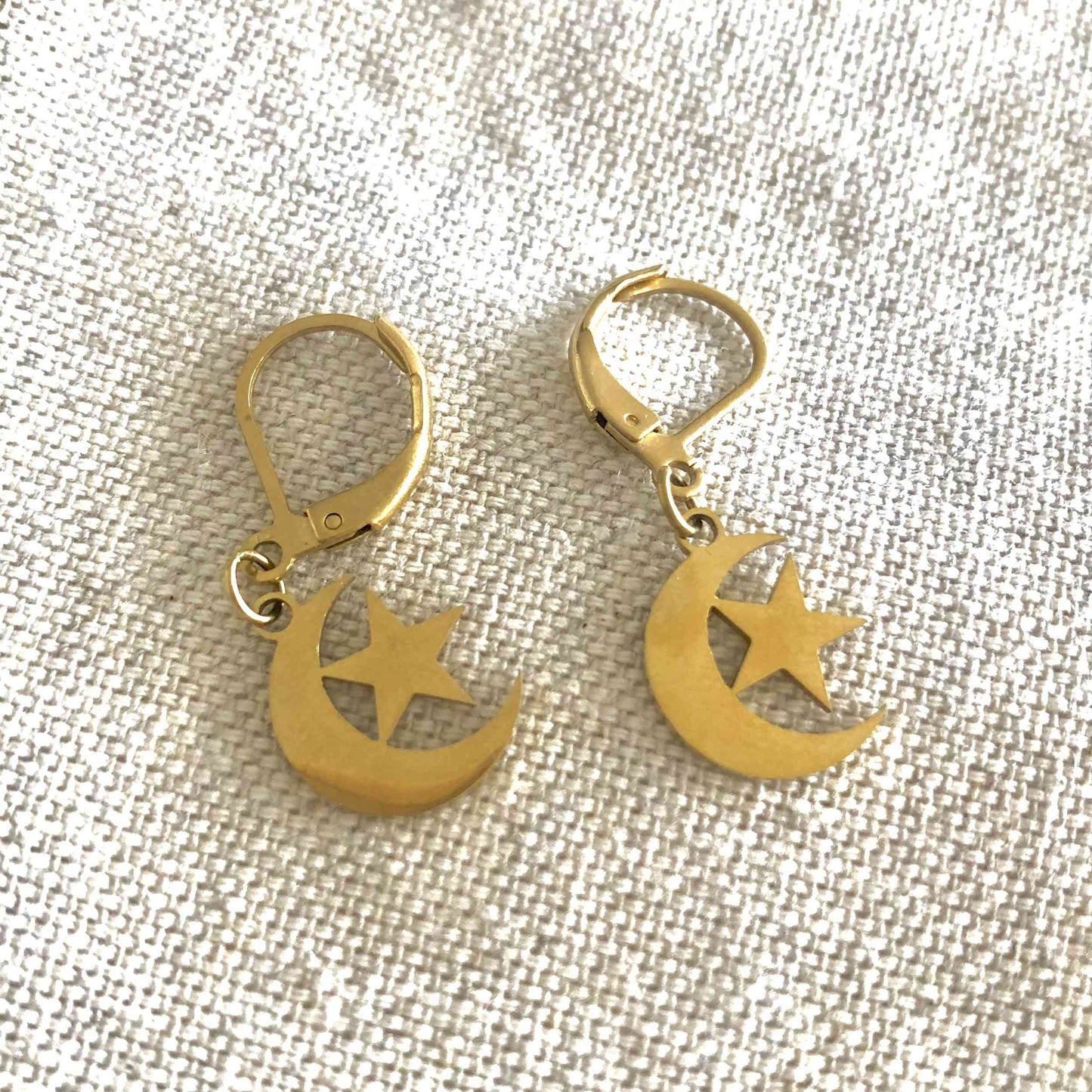 Aritos con estrella y lunita dorados dorado de acero quirúrgico