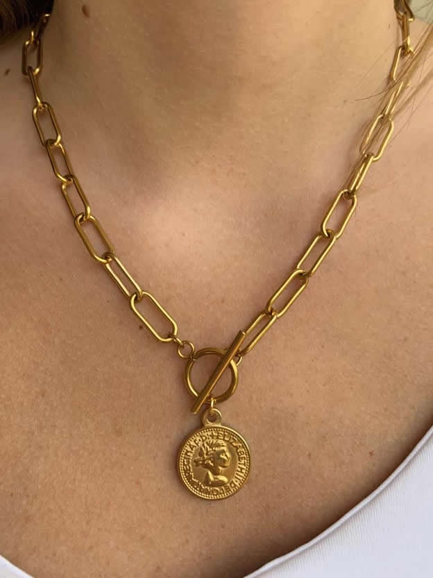 Collar con moneda dorada y cierre ancla dorado de acero quirúrgico