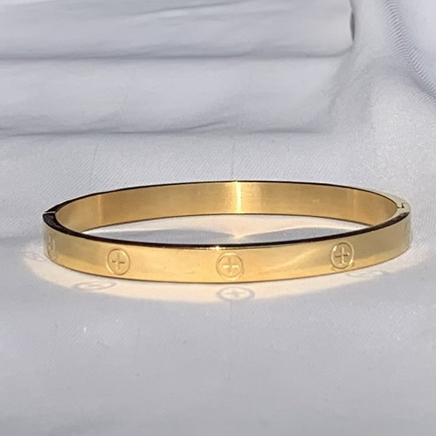Pulsera esclava cerrada cruz modelo Cartier dorado de acero quirúrgico