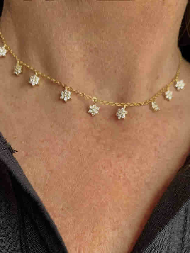 Collar con circones en forma de estrellitas dorado de acero quirúrgico