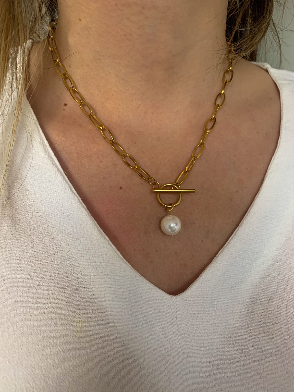 Collar de perla de concha natural y cierre ancla dorado de acero quirúrgico