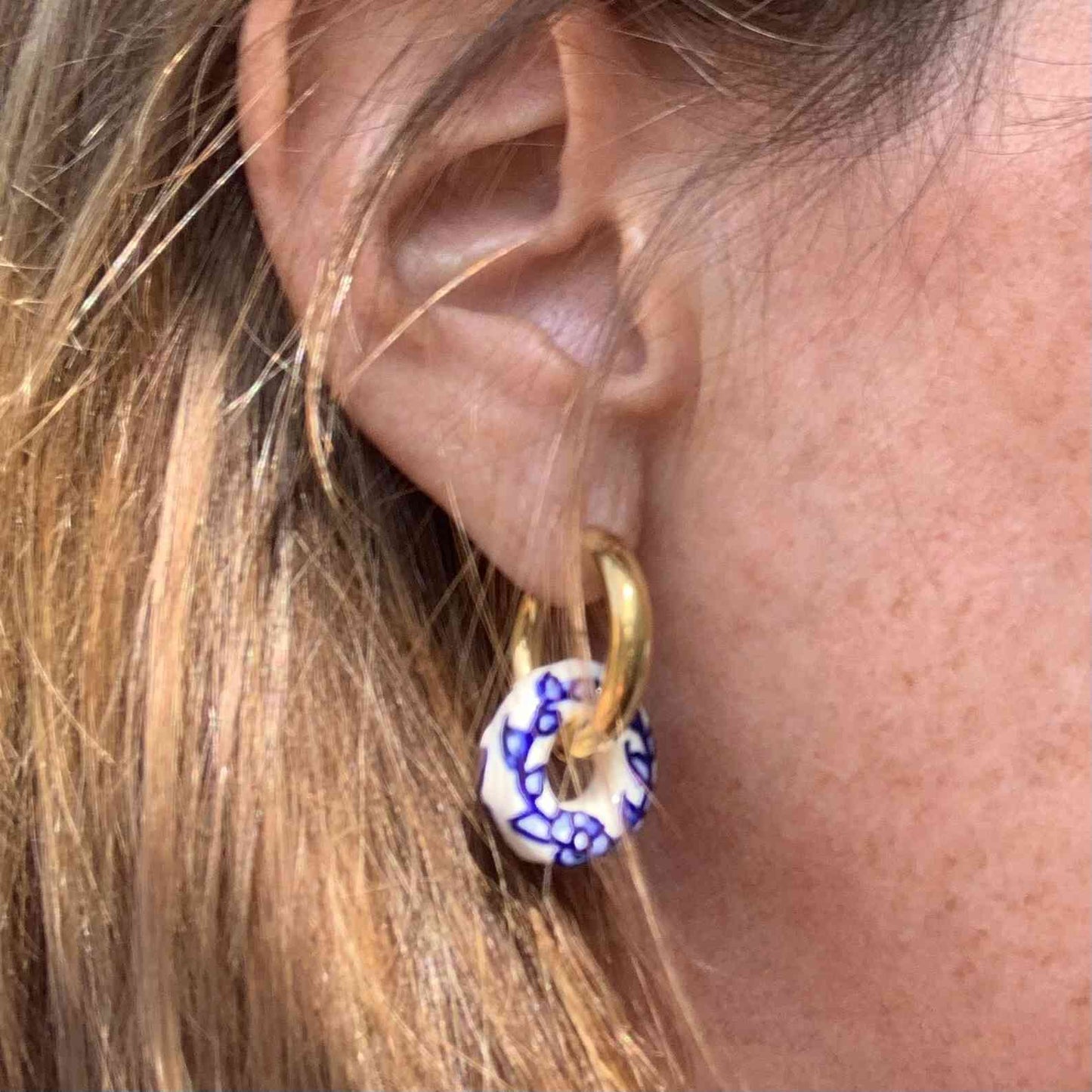 Aros de argolla con donut estilo portugal azul / blanco de acero quirúrgico y resina