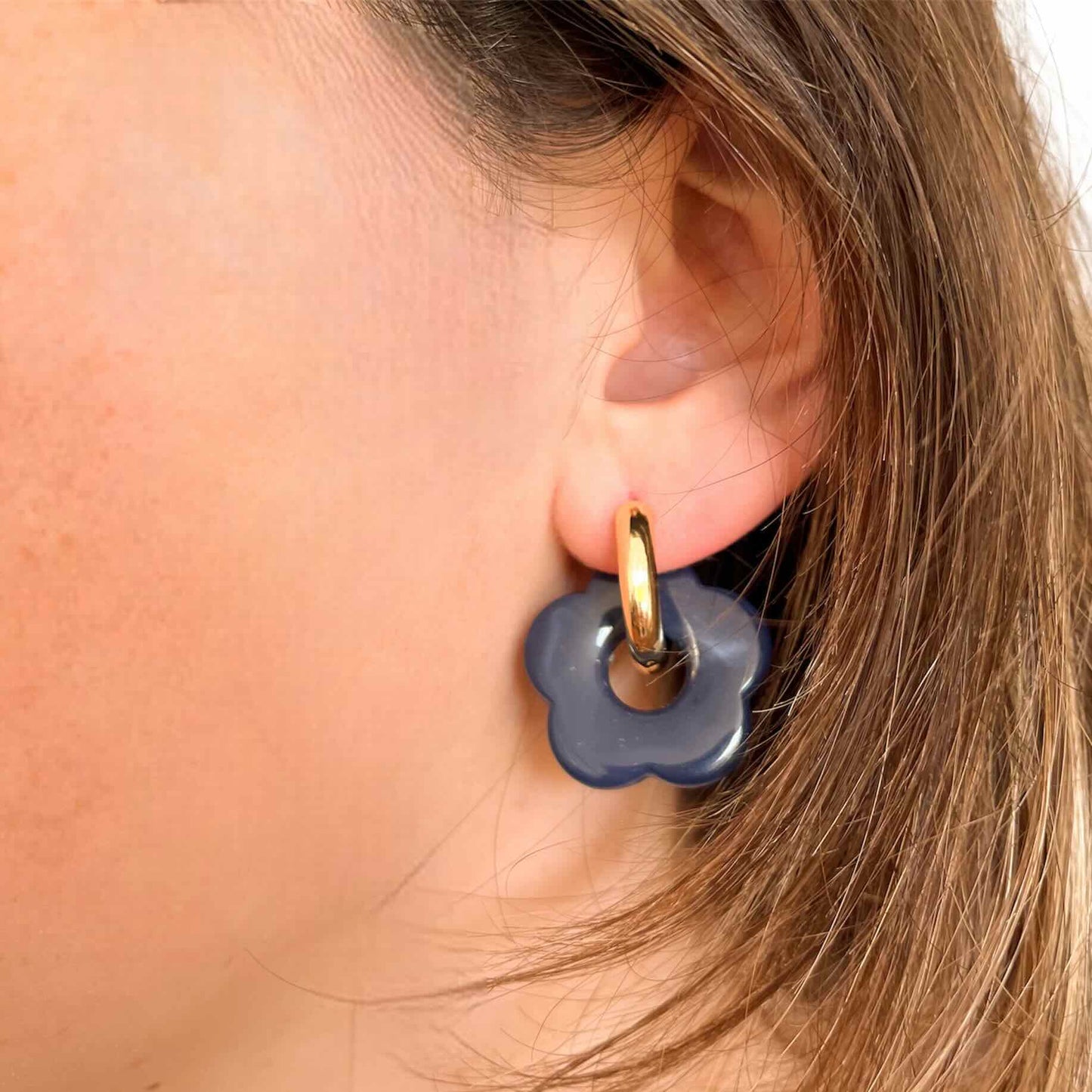 Aros con argolla y flor azul de resina