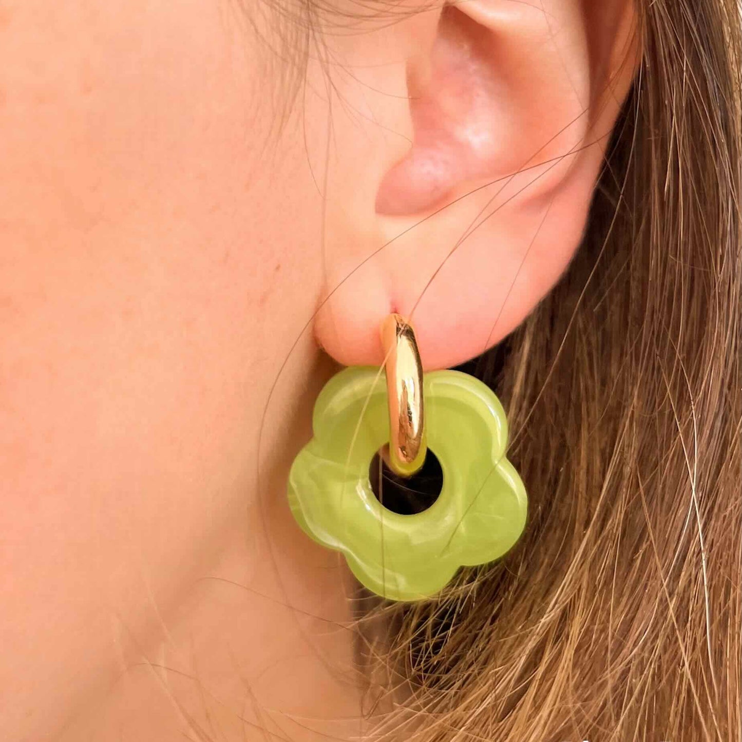 Aros con argolla y flor verde verde de resina