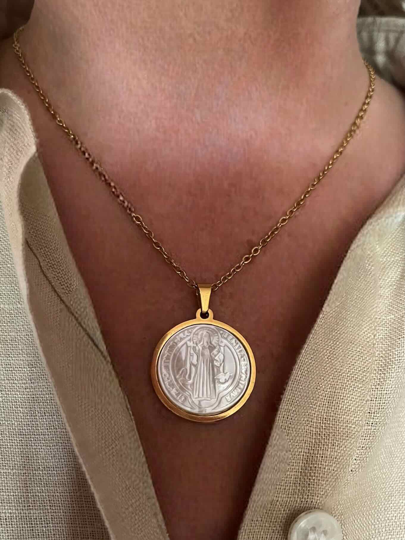 Collar con medallón de San Benito en nácar orillado en acero dorado de acero quirúrgico