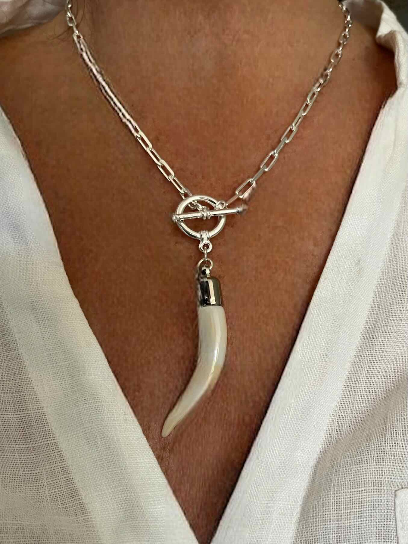 Collar con cacho acrílico plateado de enchapado en oro / plata