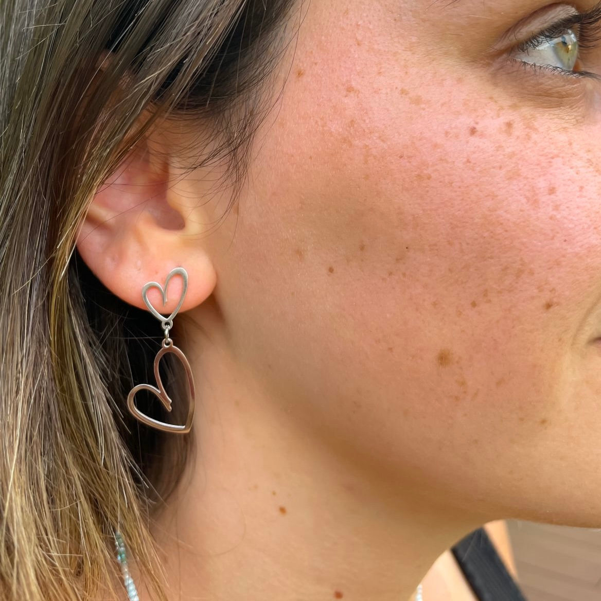 Aros con doble corazón plateado de acero quirúrgico