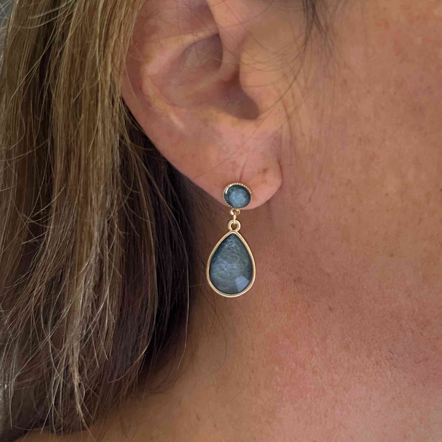 Aros de clip con forma de gota de agua azul piedra de resina