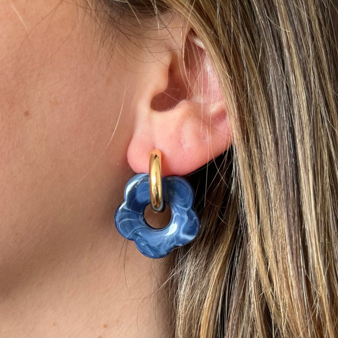 Los aros deben estar en tus looks ya que realzan tu belleza y te hacen ver elegante.