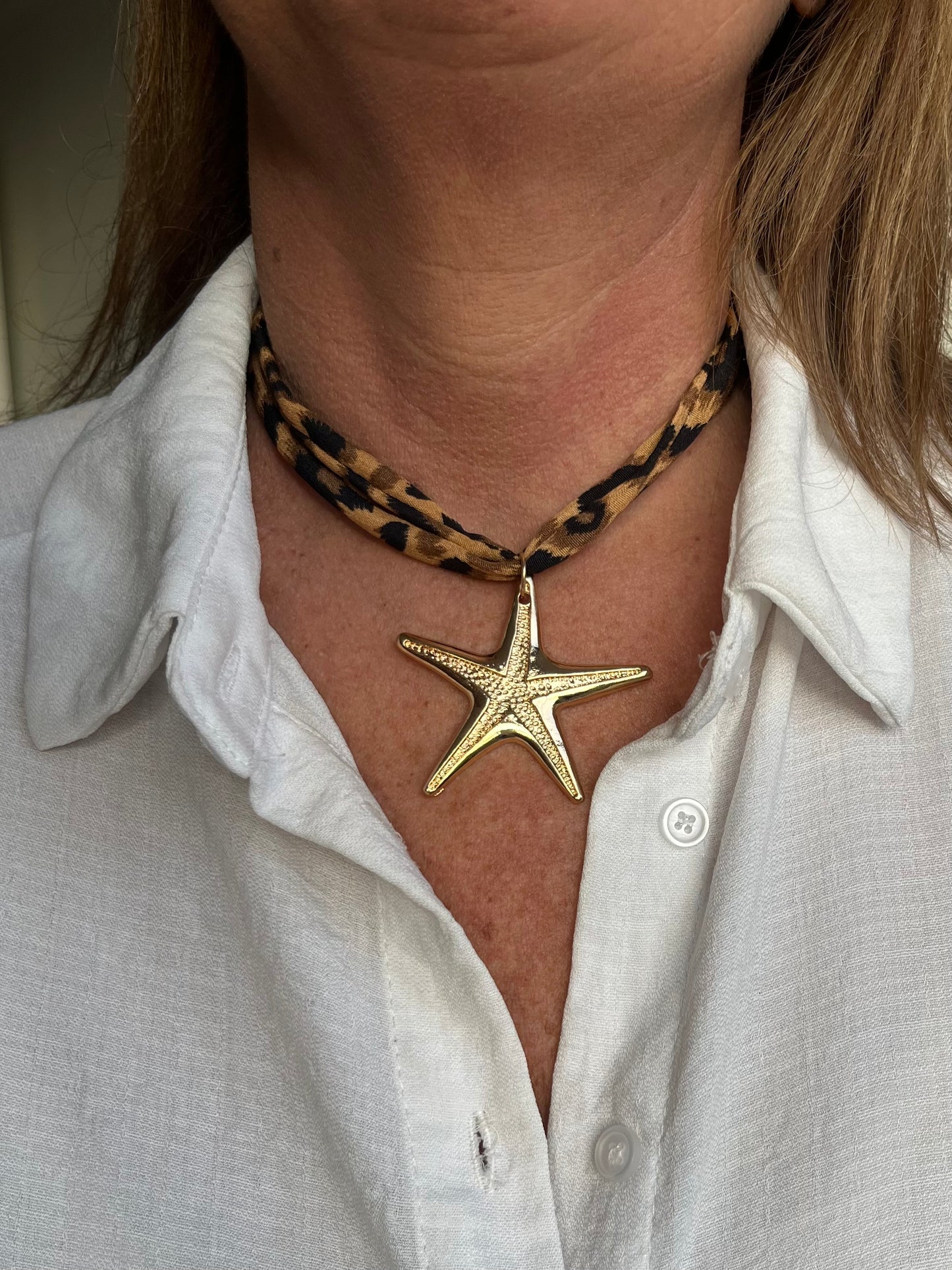 COLLAR ESTRELLA EN CINTA SALVAJE