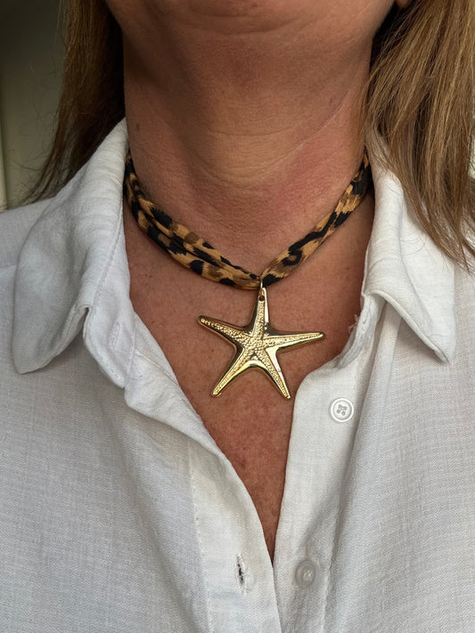 COLLAR ESTRELLA EN CINTA SALVAJE